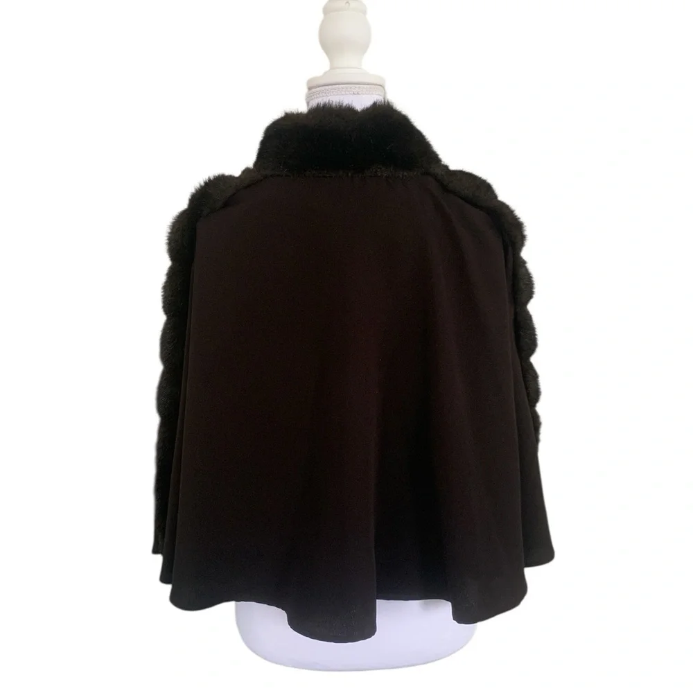 Vintage Brown Faux Fur Trim Capelet Poncho Cloak Jeweled Clasp - Picture 3 of 5